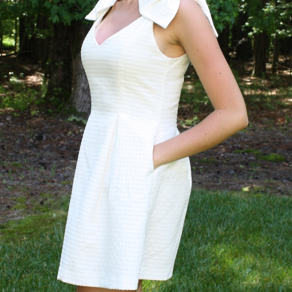 Beautiful white dress with bows and pockets!!
